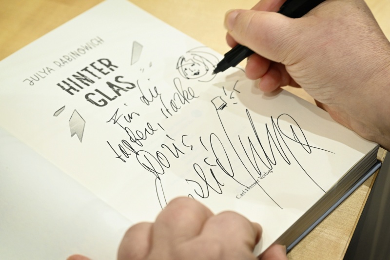 Julya Rabinowich signiert für die Zweite Nationalratspräsidentin Doris Bures (SPÖ) ihr Buch