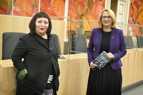 Von links: Julya Rabinowich, Zweite Nationalratspräsidentin Doris Bures (SPÖ)