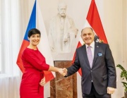 Fahnenfoto. Von links: Vorsitzende des Abgeordnetenhauses Markéta Pekarová Adamová, Nationalratspräsident Wolfgang Sobotka (ÖVP)