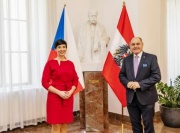 Fahnenfoto. Von links: Vorsitzende des Abgeordnetenhauses Markéta Pekarová Adamová, Nationalratspräsident Wolfgang Sobotka (ÖVP)