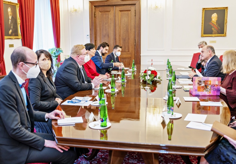 Aussprache. Linke Tischhälfte: Tschechische Delegation unter der Leitung der Vorsitzenden des Abgeordnetenhauses Markéta Pekarová Adamová (3. von rechts). Rechte Tischhälfte: Österreichische Delegation unter der Leitung von Nationalratspräsident Woflgang Sobotka (2. von rechts)