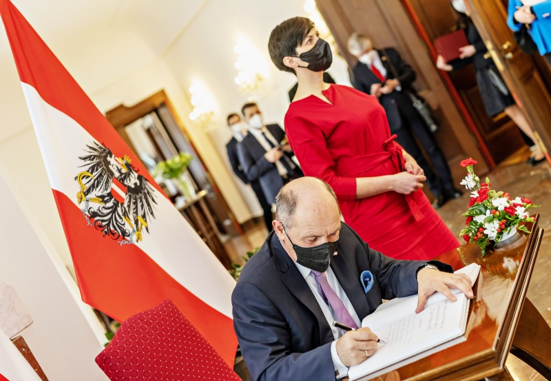 Gästebucheintrag. Von links: Nationalratspräsident Wolfgang Sobotka (ÖVP), Vorsitzende des Abgeordnetenhauses Markéta Pekarová Adamová