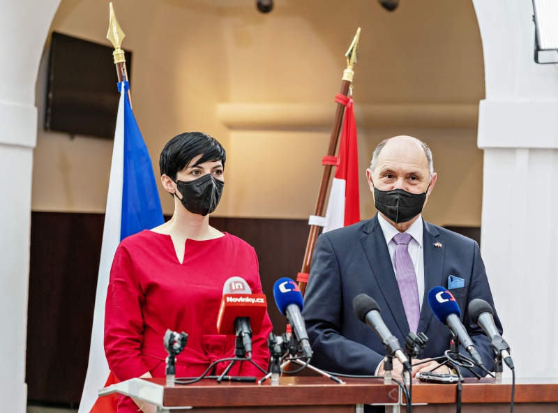 Pressekonferenz. Von links: Vorsitzende des Abgeordnetenhauses Markéta Pekarová Adamová, Nationalratspräsident Wolfgang Sobotka (ÖVP)