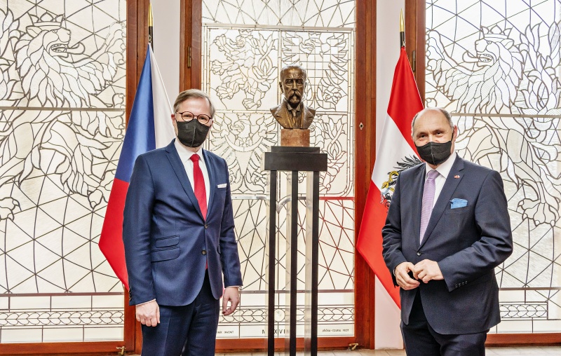 Fahnenfoto. Von rechts: Nationalratspräsident Wolfgang Sobotka (ÖVP), Tschechischer Ministerpräsident Petr Fiala