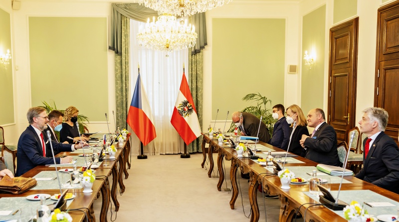 Aussprache. Linke Tischhälfte: Tschechische Deleagtion unter der Leitung von  Ministerpräsident Petr Fiala (links). Rechte Tischhälfte: Österreichische Delegation unter der Leitung von Nationalratspräsident Wolfgang Sobotka (ÖVP) (2. von rechts)