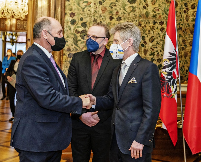 Von links: Nationalratspräsident Wolfgang Sobotka (ÖVP), Dolmetscher, Tschechischer Senatspräsident Milos Vystrcil