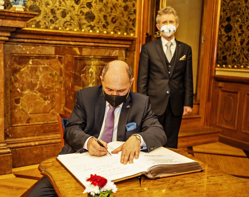 Gästebucheintrag. Von links: Nationalratspräsident Wolfgang Sobotka (ÖVP), Tschechischer Senatspräsident Milos Vystrcil