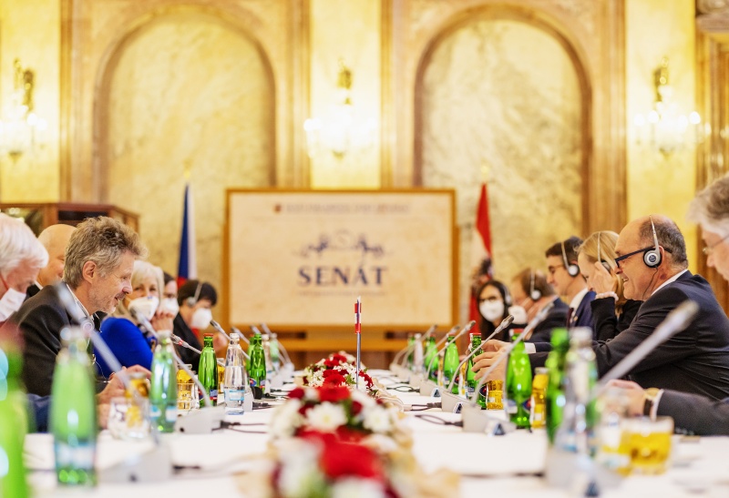 Aussprache. Linke Tischhälfte: Tschechische Delegation unter der Leitung von Senatspräsident Milos Vystrcil (links). Rechte Tischhälfte: Österreichische Delegation unter der Leitung von Nationalratspräsident Wolfgang Sobotka (ÖVP) (rechts)