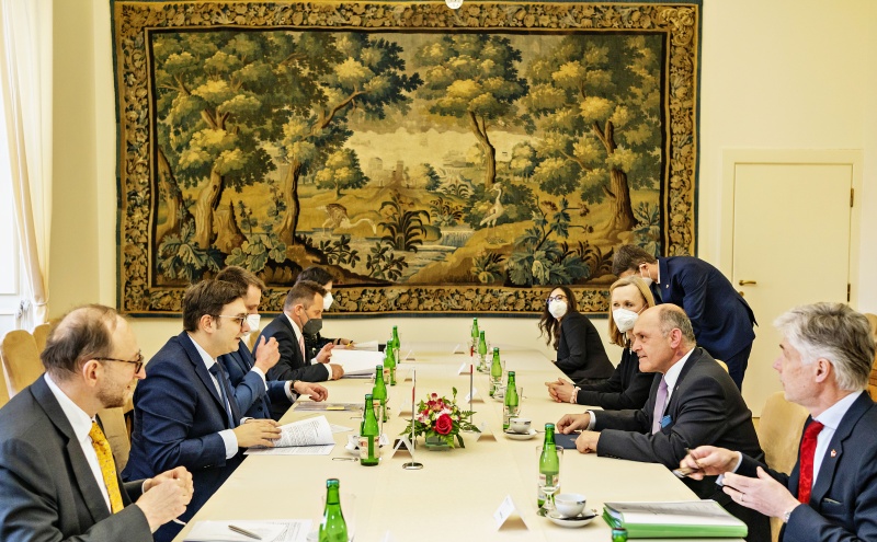 Aussprache. Linke Tischhälfte: Tschechische Delegation unter der Leitung von  Außenminister Jan Lipavsky (2. von links). Rechte Tischhälfte: Österreichische Delegation unter der Leitung von Nationalratspräsident Wolfgang Sobotka (ÖVP)