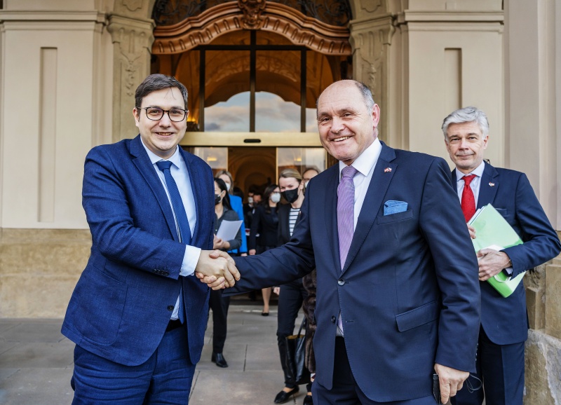 Von rechts: Nationalratspräsident Wolfgang Sobotka (ÖVP), Tschechischer Außenminister Jan Lipavsky