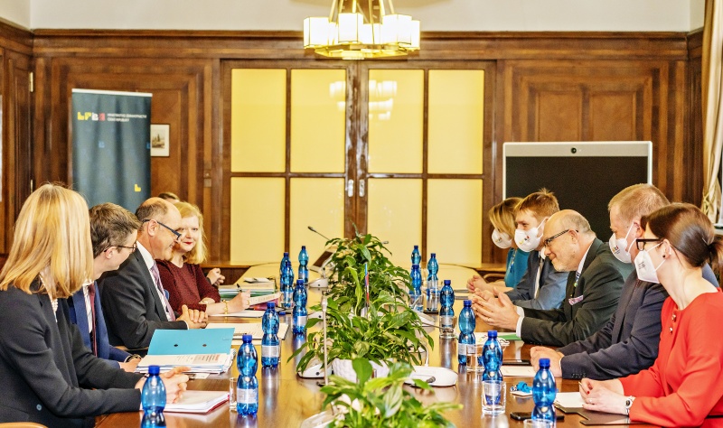 Aussprache. Linke Tischhälfte: Österreichische Delegation unter der Leitung von  Nationalratspräsident Wolfgang Sobotka (ÖVP). Tschechische Delegation unter der Leitung von Gesundheistminister Vlastimil Valek