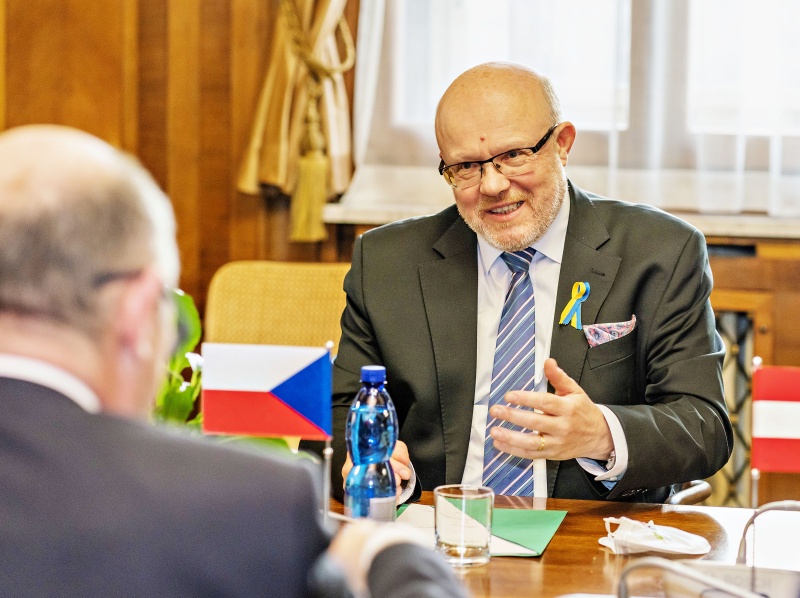 Tschechischer Gesundheistminister Vlastimil Valek während der Aussprache