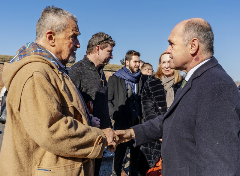 Von rechts: Nationalratpräsident Wolfgang Sobotka begrüßt Karel Schwarzenberg