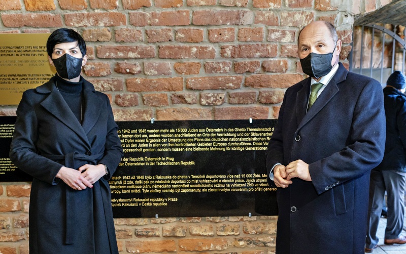 Enthüllung der österreichischen Gedenktafel. Von links: Vorsitzende des Abgeordnetenhauses Markéta Pekarová Adamová, Nationalratspräsident Wolfgang Sobotka (ÖVP)