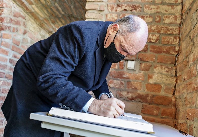 Gästebucheintrag durch Nationalratspräsident Wolfgang Sobotka (ÖVP)