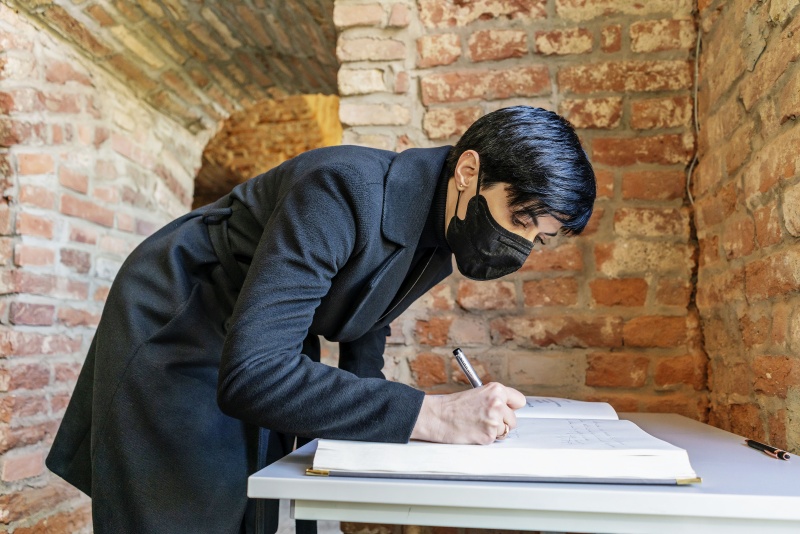 Gästebucheintrag durch die Vorsitzende des Abgeordnetenhauses Markéta Pekarová Adamová