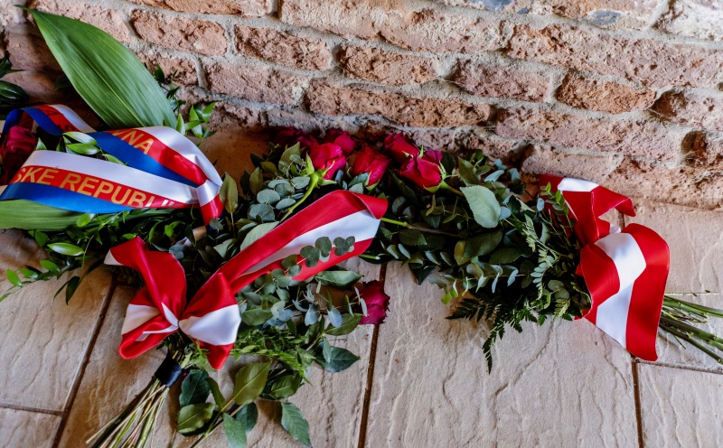 Niedergelegte Blumen an der Gedenktafel
