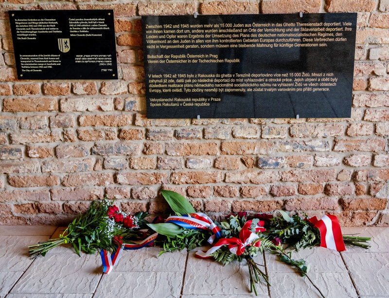 Enthüllte österreichisce Gedenktafel