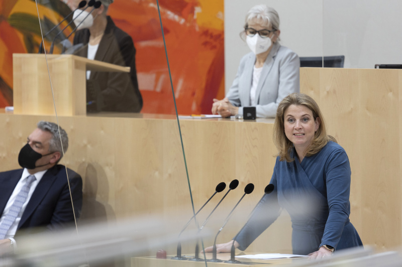 Am Rednerpult: Klubobfrau Beate Meinl-Reisinger (NEOS), auf der Regierungsbank Bundeskanzler Karl Nehammer (ÖVP)