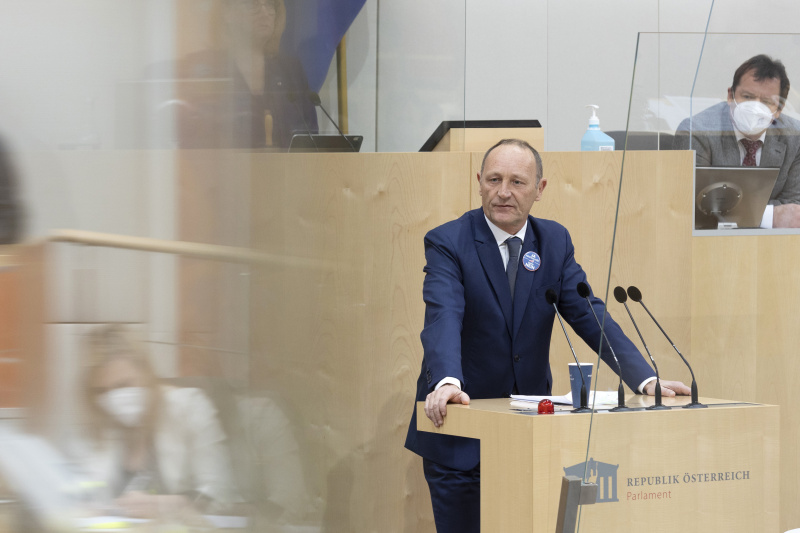 Am Rednerpult: Nationalratsabgeordneter Axel Kassegger (FPÖ).