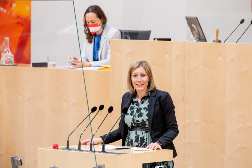 Bundesrätin Heike Eder (ÖVP) am Rednerpult
