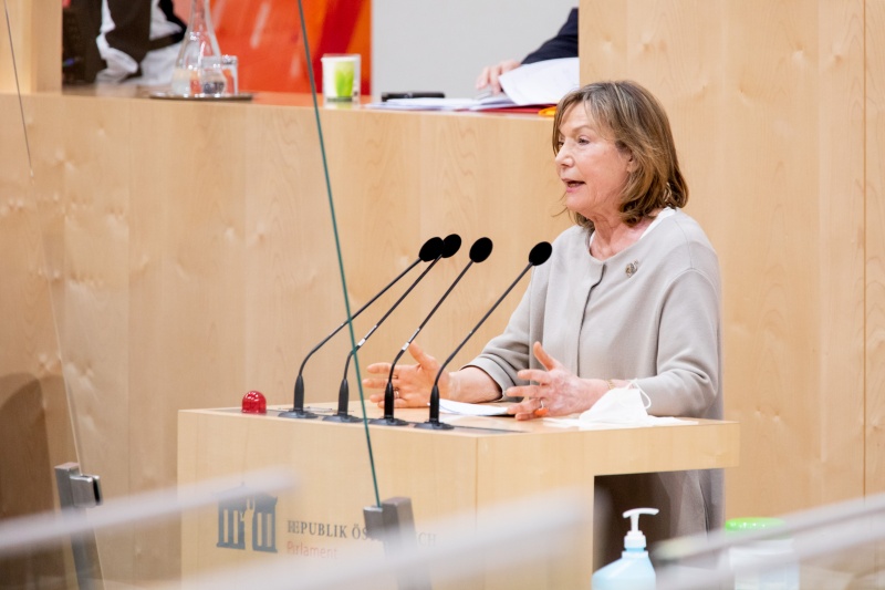Bundesrätin Sonja Zwazl (ÖVP) am Rednerpult