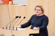 Bundesrätin Korinna Schumann (SPÖ) am Rednerpult