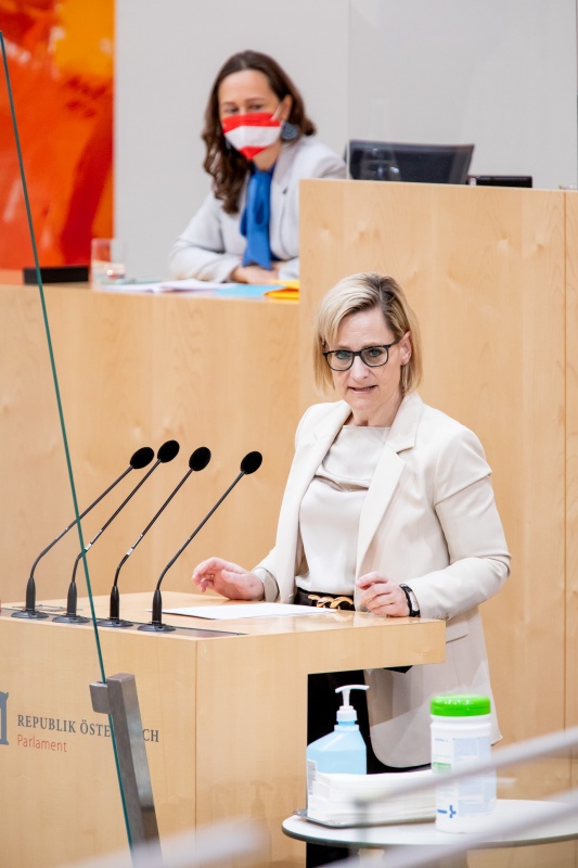 Bundesrätin Sandra Gerdenitsch (SPÖ) am Rednerpult