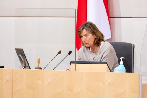 Bundesratsvizepräsidentin Sonja Zwazl (ÖVP) am Präsidium