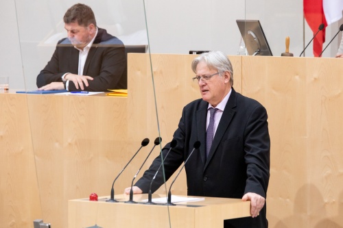 Bundesrat Stefan Schennach (SPÖ) am Rednerpult