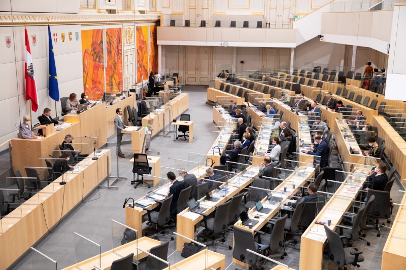 Blick in den Großen Redoutensaal. Am Rednerpult: Bundesrat Sebastian Kolland (ÖVP) am Rednerpult
