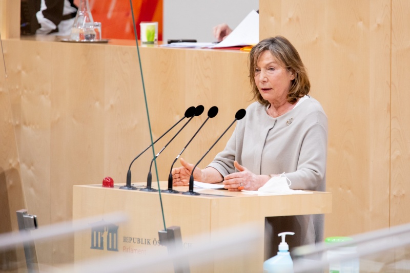 Bundesrätin Sonja Zwazl (ÖVP) am Rednerpult