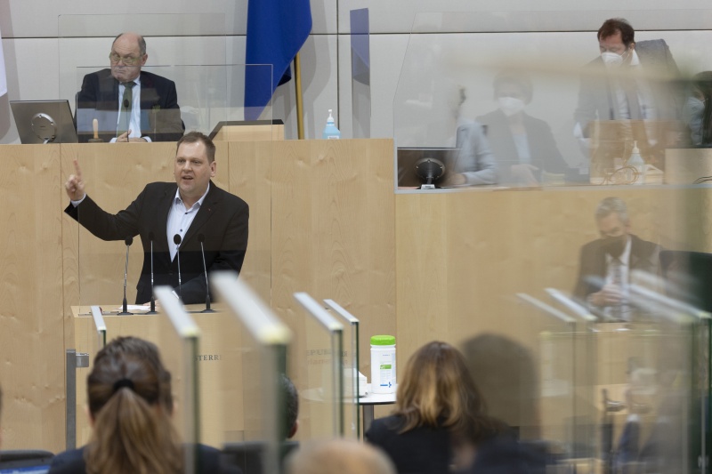 Am Rednerpult: Nationalratsabgeordneter Philip Kucher (SPÖ)