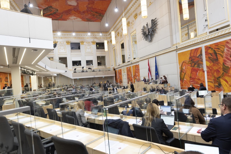 Am Rednerpult: Nationalratsabgeordneter Philip Kucher (SPÖ). Blick Richtung SitzungsteilnehmerInnen