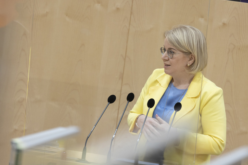 Am Rednerpult: Nationalratsabgeordnete Bettina Rausch (ÖVP)