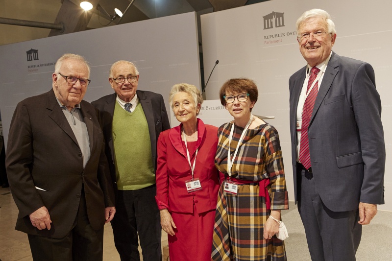 Gruppenfoto, von links: Bundesvorstandsmitglied Walter Schwimmer, Zweiter Präsident des Nationalrates a.D. Heinrich Neisser, Wiener Stadträtin a.D. Elisabeth Pittermann, Bundesobmannstellvertreterin Vereinigung öffentlicher Mandatare und Funktionäre Elisabeth Hlavac, Bundesobmann Vereinigung öffentlicher Mandatare und Funktionäre Franz Kampichler