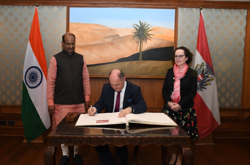 Eintrag in das Gästebuch: Von rechts: Bundesratspräsidentin Christine Schwarz-Fuchs (ÖVP), Nationalratspräsident Wolfgang Sobotka (ÖVP), Präsident des Lok Sabha Om Birla