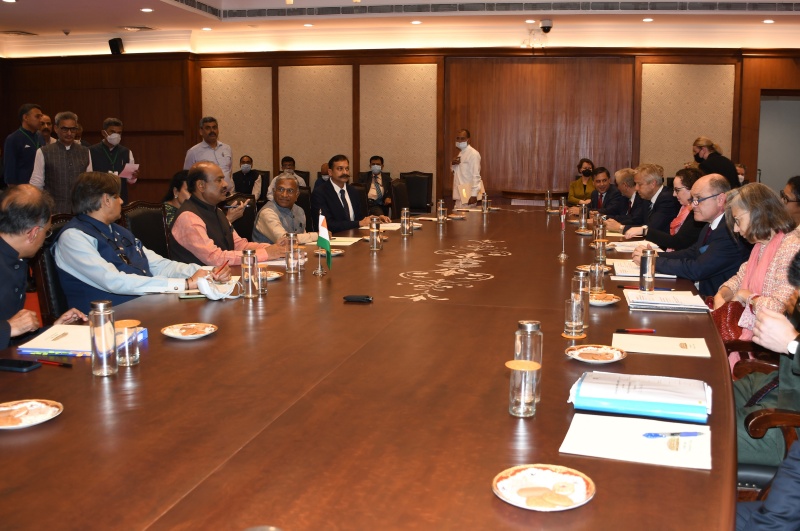 Arbeitsgespräch. Linke Tischhälfte: Indische Delegation unter der Leitung des Präsidenten des Lok Sabha Om Birla (3. von links). Rechte Tischhälfte: Österreichische Delegation unter der Leitung von Nationalratspräsident Wolfgang Sobotka (ÖVP) (2. von rechts)