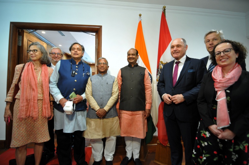 Von rechts: Bundesratspräsidentin Christine Schwarz-Fuchs (ÖVP), Nationalratsabgeordneter Reinhold Lopatka (ÖVP), Nationalratspräsident Wolfgang Sobotka (ÖVP), Präsident des Lok Sabha Om Birla, Veranstaltungsteilnehmer, Nationalratratsabgeordneter Christoph Matznetter (SPÖ) und Botschafterin in Indien Katharina Wieser
