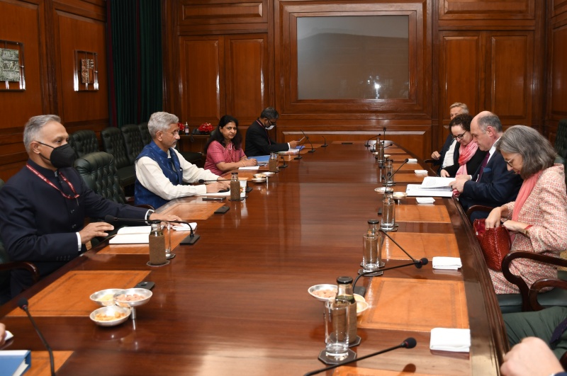 Aussprache: Linke Tischhälfte: Indische Delegation unter der Leitung von Außenminister  Subrahmanyam Jaishankar (2. von links). Rechte Tischhälfte: Österreichische Delegation unter der Leitung von Nationalratspräsident Wolfgang Sobotks (ÖVP) (2. von rechts)