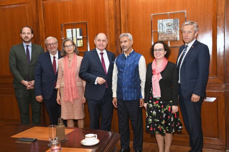 Von rechts: Nationalratsabgeordneter Reinhold Lopatka (ÖVP), Bundesratspräsidentin Christine Schwarz-Fuchs (ÖVP), Außenminister der Republik Indien Subrahmanyam Jaishankar, Nationalratspräsident Wolfgang Sobotka (ÖVP), Botschafterin in Indien Katharina Wieser, Nationalratsabgeordneter Christoph Matznetter (SPÖ), Nationalratsabgeordneter Nikolaus Scherak (NEOS)
