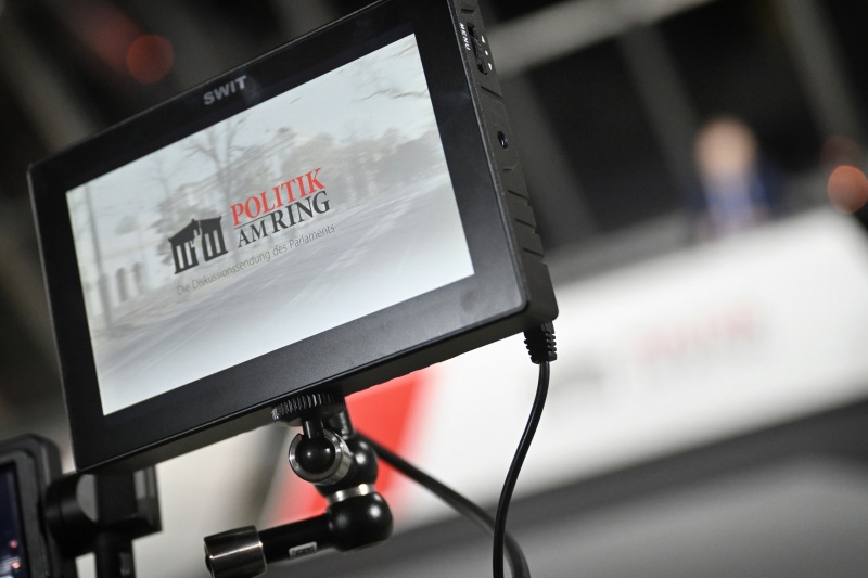 Vorbereitungen im Dachfoyer - Logo Politik am Ring