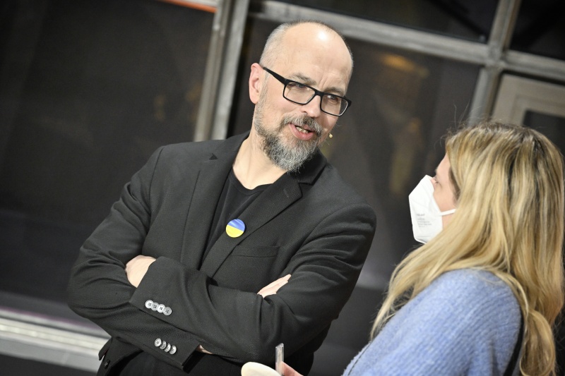 Vorbereitungen im Dachfoyer.Von links: Nationalratsabgeordneter Friedrich Ofenauer (ÖVP), Nationalratsabgeordneter Michel Reimon (GRÜNE), Oberst des Generalstabsdienstes Bernhard Gruber, Moderator Gerald Gross, Nationalratsabgeordneter Helmut Brandstätter (NEOS), Nationalratsabgeordnete Petra Steger (FPÖ), Nationalratsabgeordneter Robert Laimer (SPÖ).vor der Sendung