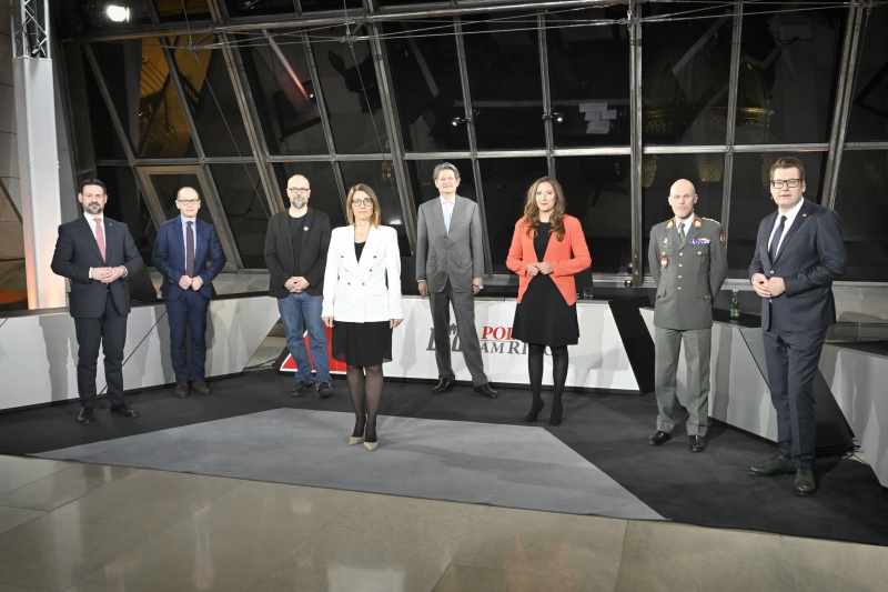 Von links: Nationalratsabgeordneter Friedrich Ofenauer (ÖVP), Moderator Gerald Gross, Nationalratsabgeordneter Michel Reimon (GRÜNE), Austria Institut für Europa- und Sicherheitspolitik Velina Tchakarova, Nationalratsabgeordneter Helmut Brandstätter (NEOS), Nationalratsabgeordnete Petra Steger (FPÖ), Oberst des Generalstabsdienstes Bernhard Gruber, Nationalratsabgeordneter Robert Laimer (SPÖ)