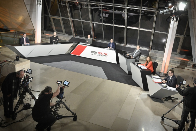 Vorbereitungen im Dachfoyer.Von links: Nationalratsabgeordneter Friedrich Ofenauer (ÖVP), Nationalratsabgeordneter Michel Reimon (GRÜNE), Oberst des Generalstabsdienstes Bernhard Gruber, Moderator Gerald Gross, Nationalratsabgeordneter Helmut Brandstätter (NEOS), Nationalratsabgeordnete Petra Steger (FPÖ), Nationalratsabgeordneter Robert Laimer (SPÖ)