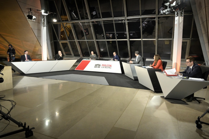 Vorbereitungen im Dachfoyer.Von links: Nationalratsabgeordneter Friedrich Ofenauer (ÖVP), Nationalratsabgeordneter Michel Reimon (GRÜNE), Oberst des Generalstabsdienstes Bernhard Gruber, Moderator Gerald Gross, Nationalratsabgeordneter Helmut Brandstätter (NEOS), Nationalratsabgeordnete Petra Steger (FPÖ), Nationalratsabgeordneter Robert Laimer (SPÖ)