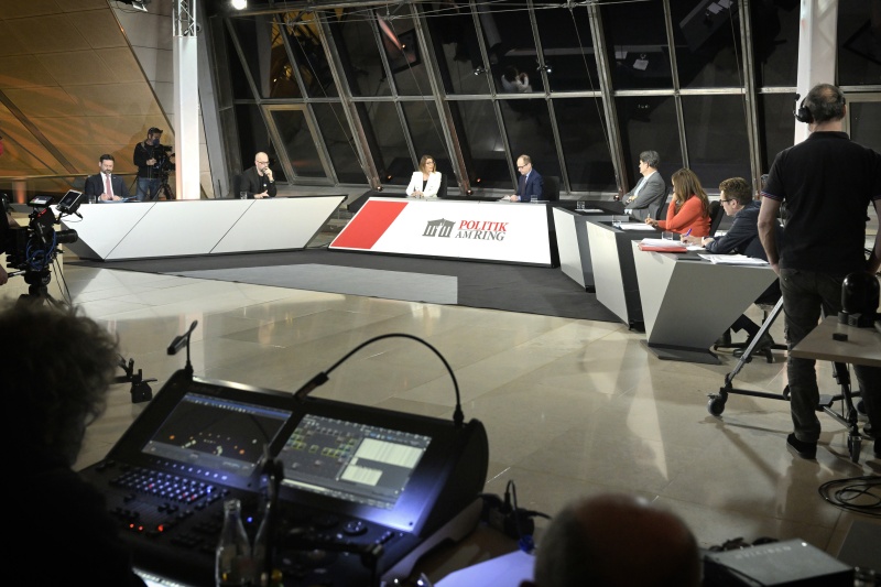 Vorbereitungen im Dachfoyer.Von links: Nationalratsabgeordneter Friedrich Ofenauer (ÖVP), Nationalratsabgeordneter Michel Reimon (GRÜNE), Austria Institut für Europa- und Sicherheitspolitik Velina Tchakarova, Moderator Gerald Gross, Nationalratsabgeordneter Helmut Brandstätter (NEOS), Nationalratsabgeordnete Petra Steger (FPÖ), Nationalratsabgeordneter Robert Laimer (SPÖ)