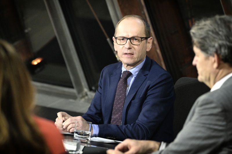 Moderator Gerald Gross