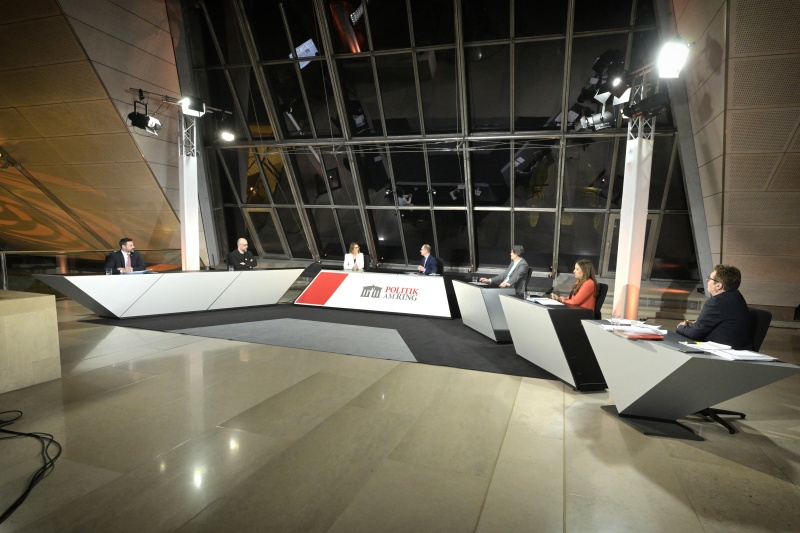 Vorbereitungen im Dachfoyer.Von links: Nationalratsabgeordneter Friedrich Ofenauer (ÖVP), Nationalratsabgeordneter Michel Reimon (GRÜNE), Austria Institut für Europa- und Sicherheitspolitik Velina Tchakarova, Moderator Gerald Gross, Nationalratsabgeordneter Helmut Brandstätter (NEOS), Nationalratsabgeordnete Petra Steger (FPÖ), Nationalratsabgeordneter Robert Laimer (SPÖ)