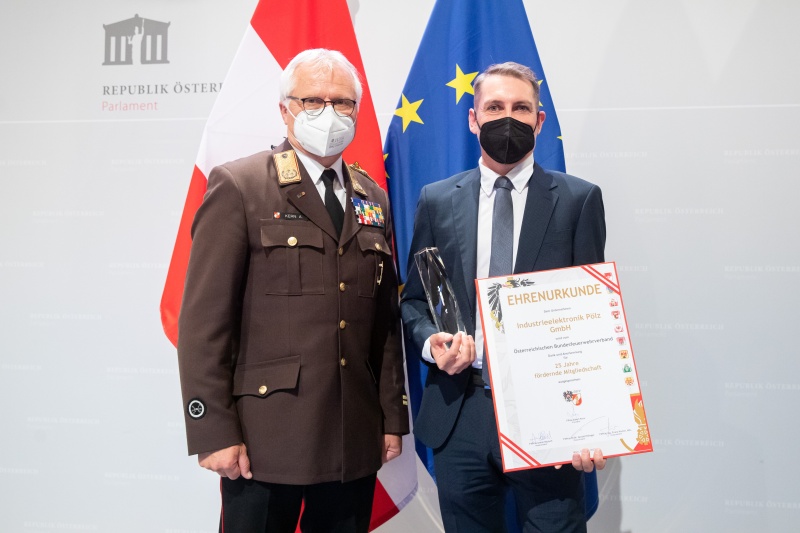 Übergabe Sonderpreis "25 Jahre förderndes Mitglied des ÖBFV" an Industrieelektronik Pölz GmbH